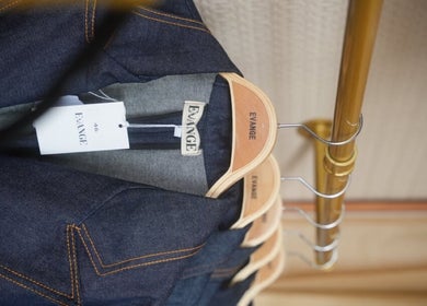 Vêtements en jean sur cintres EVANGE à Aubervilliers, Île-de-France, FR. Sélection raffinée et tendance.