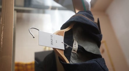 Vêtement étiqueté EVANGE sur un cintre à Aubervilliers, Île-de-France, FR, capturant le style unique.