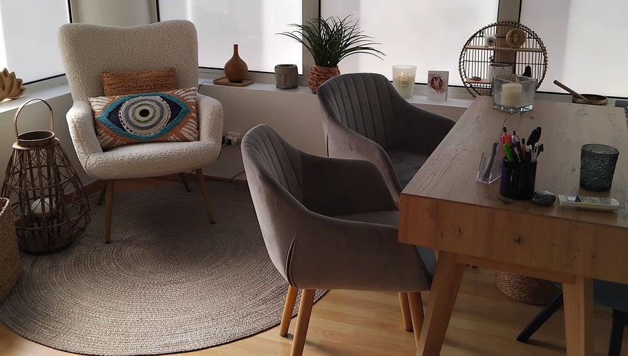 Coin salon élégant à Rencontre Toi, Martigues, Provence-alpes-côte D'azur, FR, avec fauteuils modernes et déco chic.