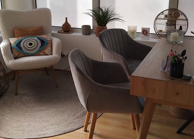 Coin salon élégant à Rencontre Toi, Martigues, Provence-alpes-côte D'azur, FR, avec fauteuils modernes et déco chic.