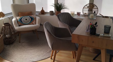 Coin salon élégant à Rencontre Toi, Martigues, Provence-alpes-côte D'azur, FR, avec fauteuils modernes et déco chic.