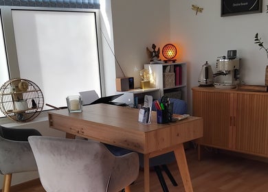 Salon élégant de Rencontre Toi à Martigues, Provence-alpes-côte D'azur, FR, avec mobilier en bois clair.