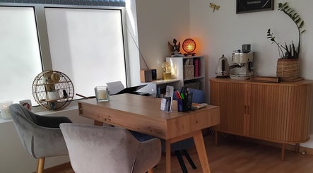 Salon élégant de Rencontre Toi à Martigues, Provence-alpes-côte D'azur, FR, avec mobilier en bois clair.