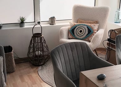 Espace détente à Christine Basquin Rencontre Toi, Martigues, Provence-alpes-côte D'azur, FR, avec fauteuil et déco apaisante.