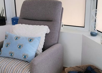 Fauteuil douillet à Christine Basquin Rencontre Toi, Martigues, Provence. Détente et bien-être assurés.