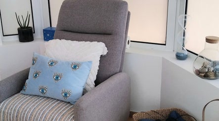 Fauteuil douillet à Christine Basquin Rencontre Toi, Martigues, Provence. Détente et bien-être assurés.