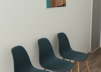 Salle d'attente moderne avec trois chaises élégantes chez Christine Basquin Rencontre Toi, Martigues, Provence-Alpes-Côte d'Azur, FR.