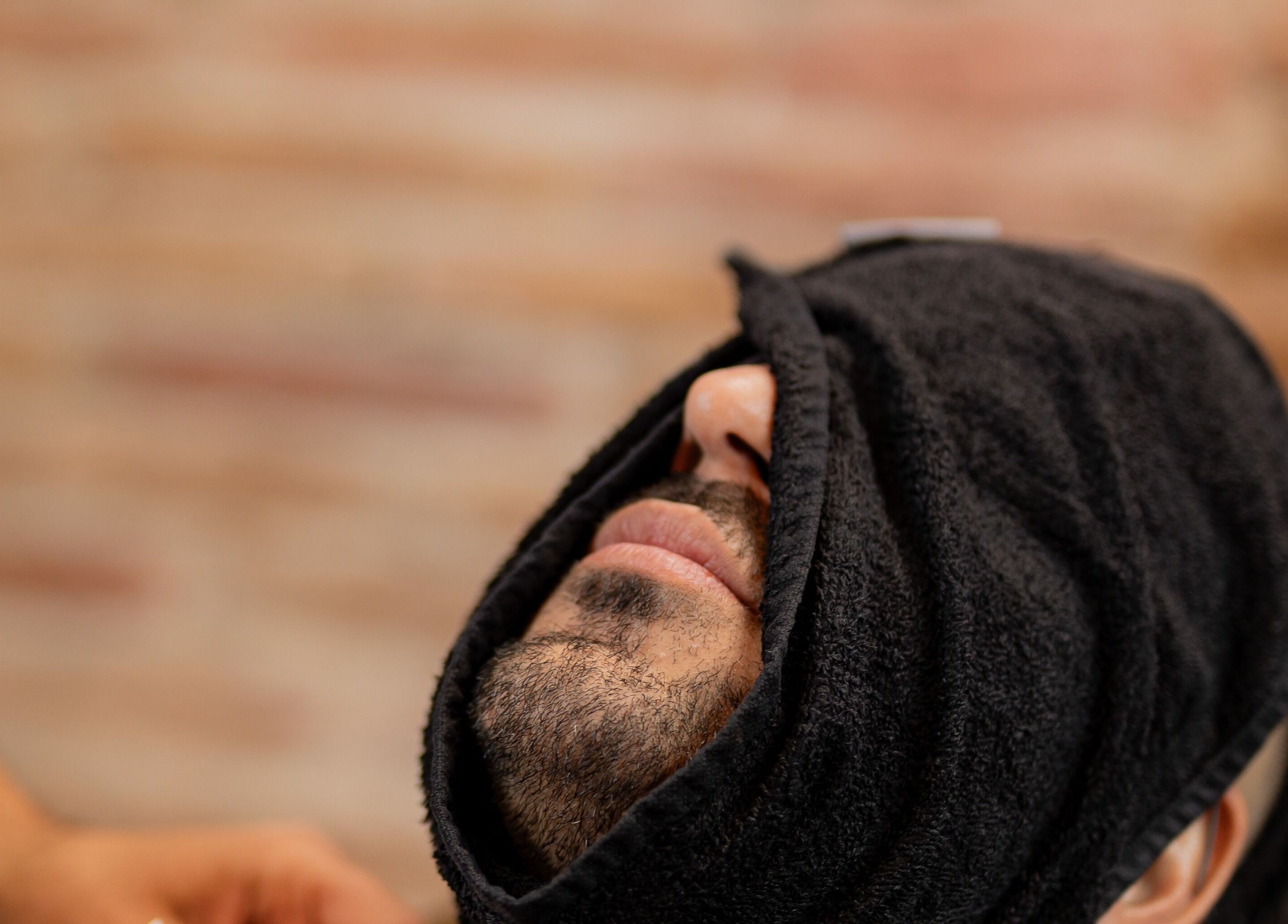 Servicio de relajación con toalla caliente en Mr. Braz Steampunk Barbershop, Barcelona, Catalunya, ES.