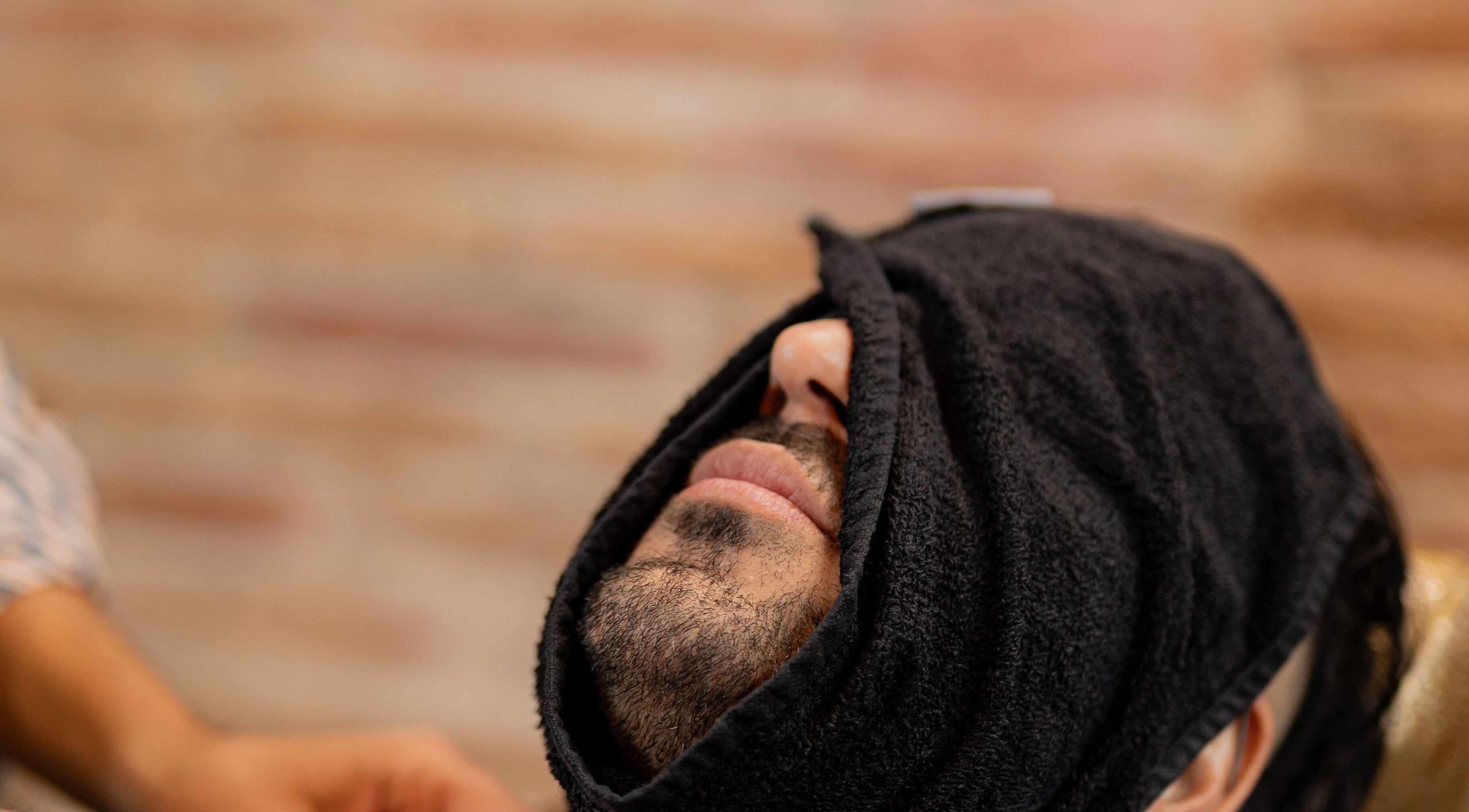 Servicio de relajación con toalla caliente en Mr. Braz Steampunk Barbershop, Barcelona, Catalunya, ES.