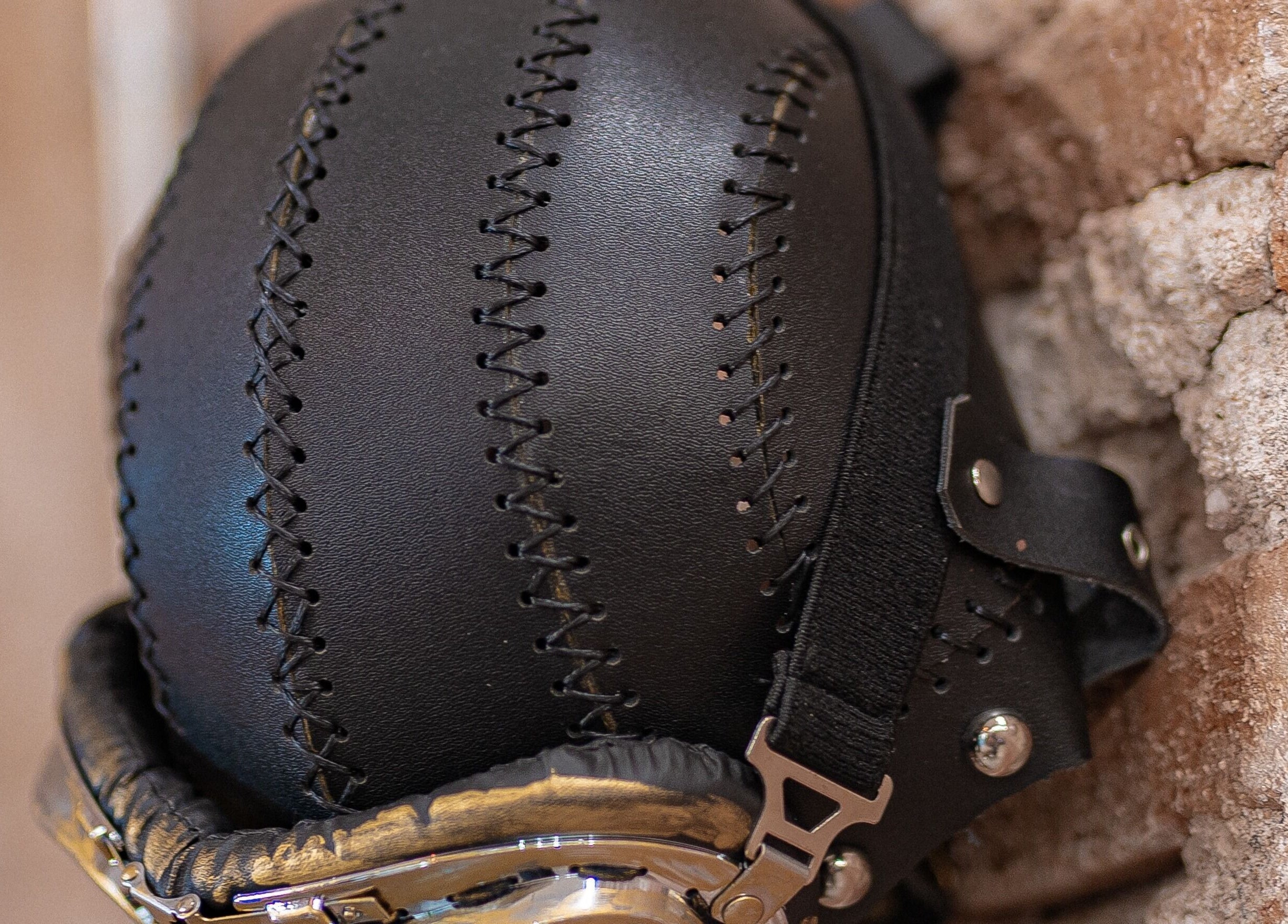 Casco de cuero steampunk en Mr. Braz Steampunk Barbershop, Barcelona, Catalunya, ES.