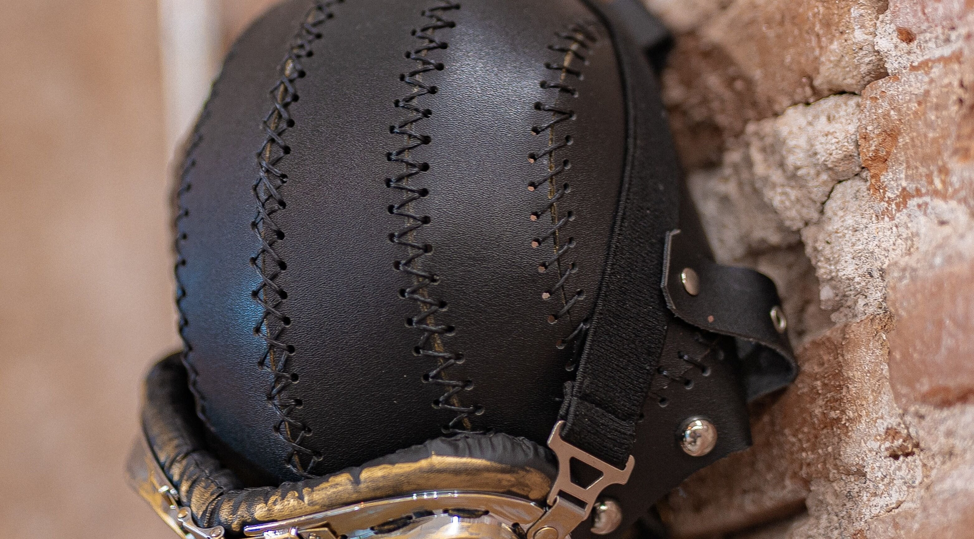 Casco de cuero steampunk en Mr. Braz Steampunk Barbershop, Barcelona, Catalunya, ES.