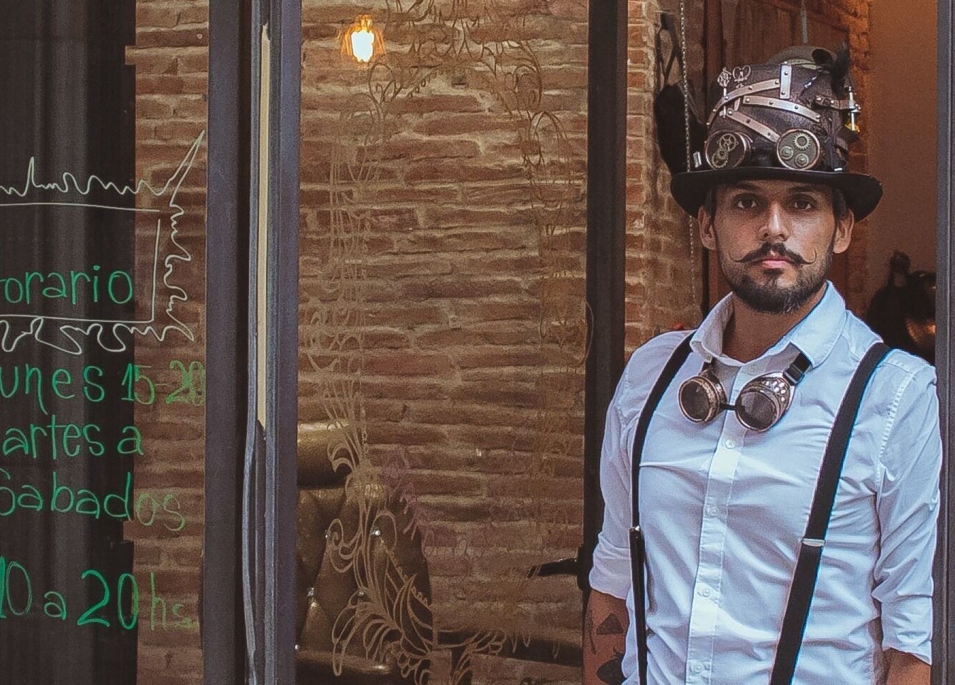 Fachada de Mr. Braz Steampunk Barbershop en Barcelona, Catalunya, ES, con interior de ladrillo visto.