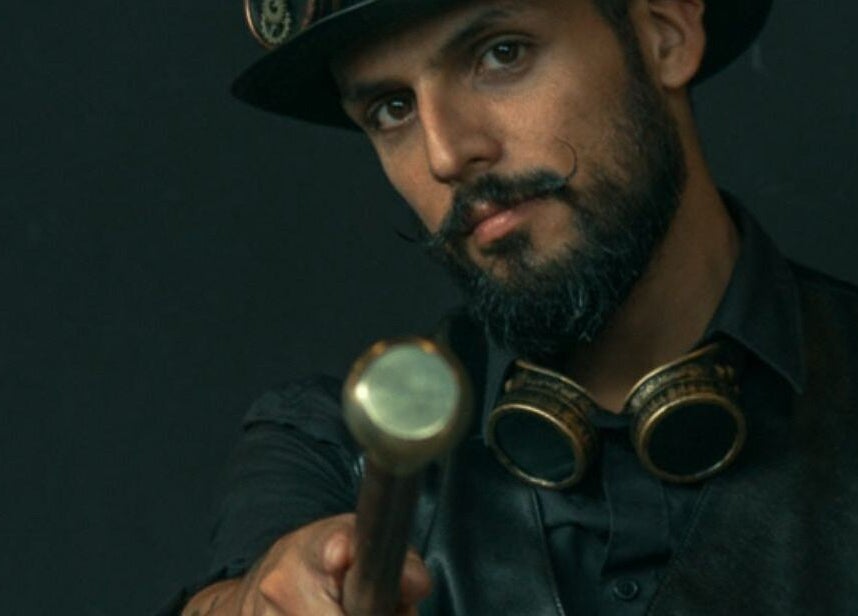 Barbero estilo steampunk en Mr. Braz Steampunk Barbershop, Barcelona, Catalunya, ES.