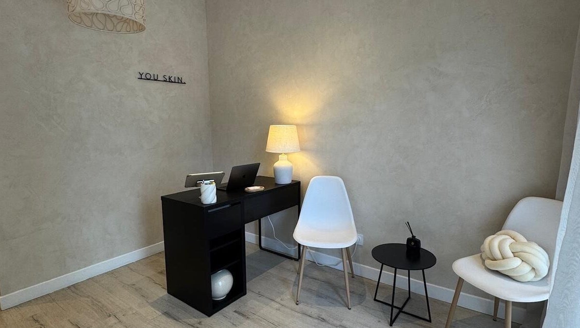 Espace d'accueil moderne chez Joïa Piercings, Lyon, Auvergne-rhône-alpes, FR, avec une décoration élégante.