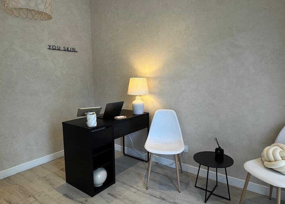 Espace d'accueil moderne chez Joïa Piercings, Lyon, Auvergne-rhône-alpes, FR, avec une décoration élégante.