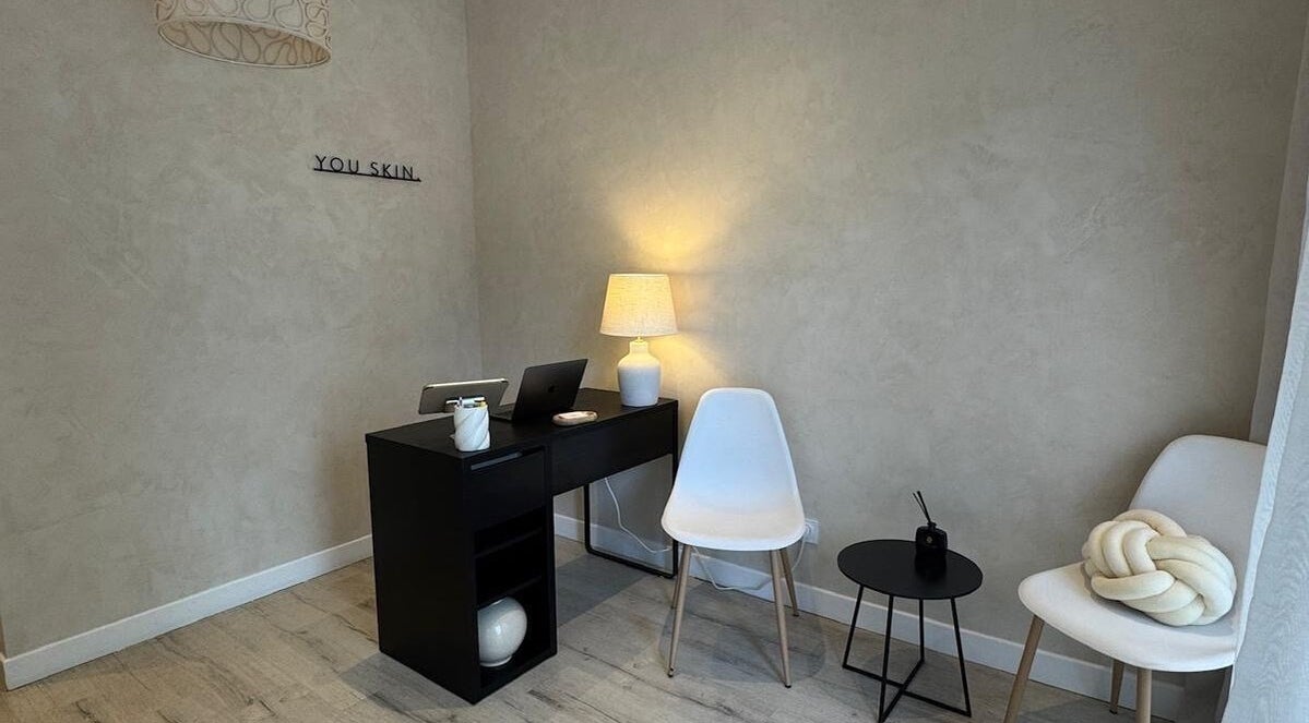 Espace d'accueil moderne chez Joïa Piercings, Lyon, Auvergne-rhône-alpes, FR, avec une décoration élégante.