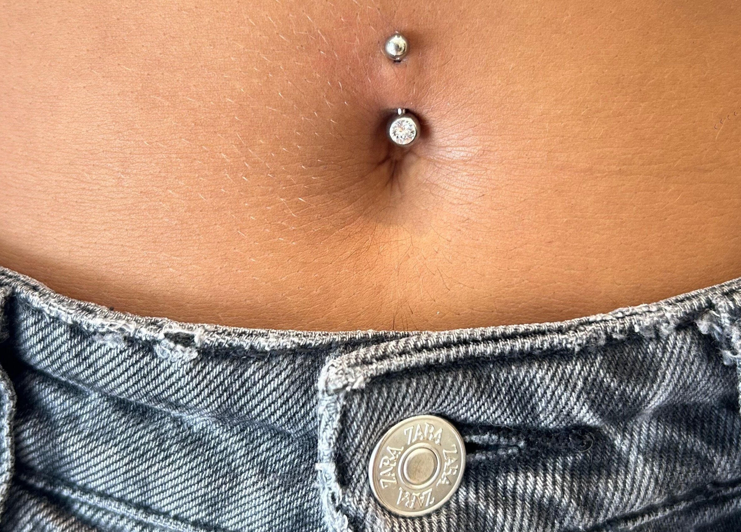 Piercing nombril élégant chez Joïa Piercings, Lyon, Auvergne-rhône-alpes, FR.