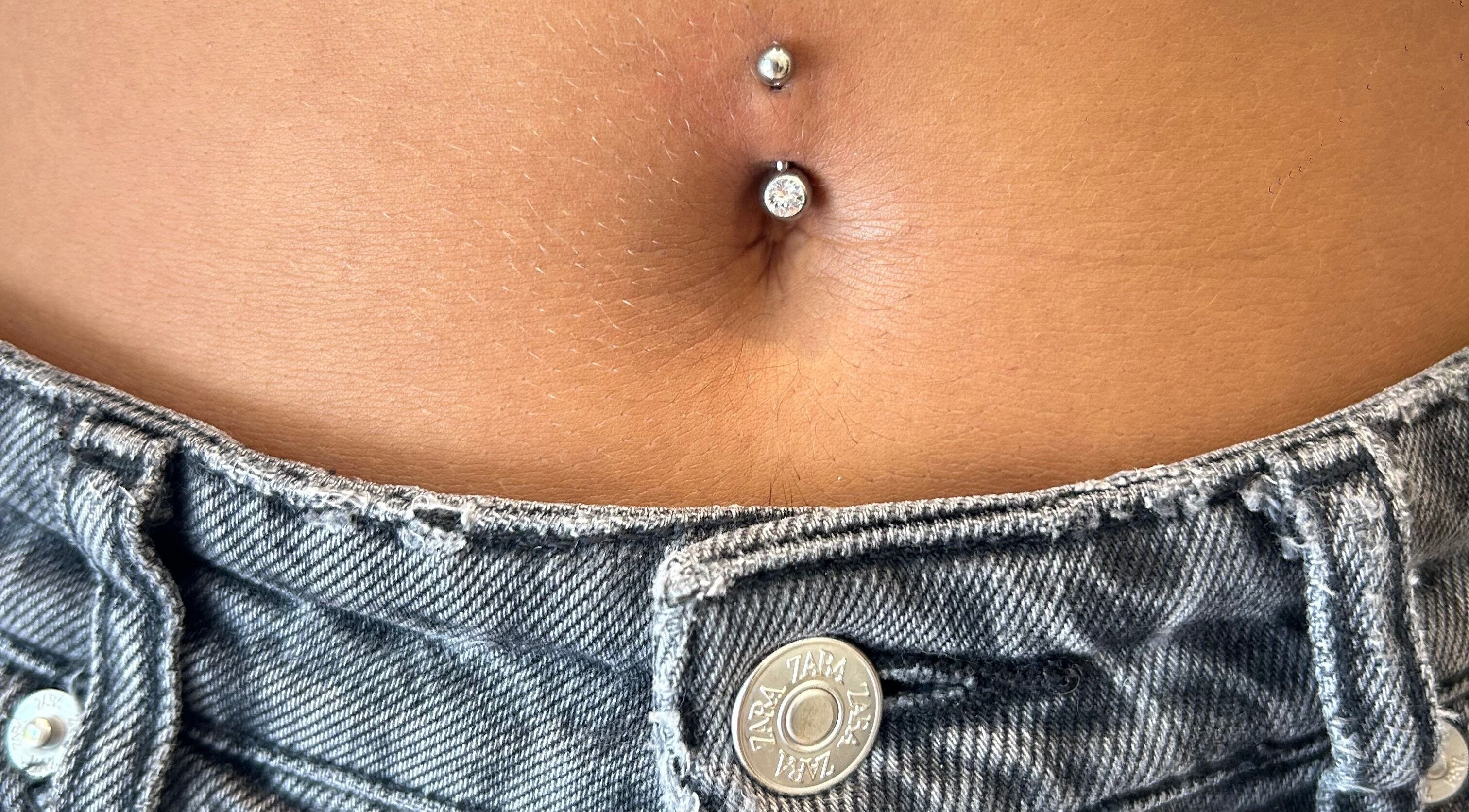 Piercing nombril élégant chez Joïa Piercings, Lyon, Auvergne-rhône-alpes, FR.