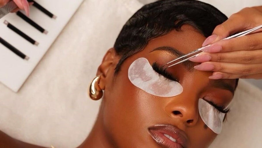 Eyelash extension service at Lashè in Amadora, Lisboa, PT showcasing meticulous application process.