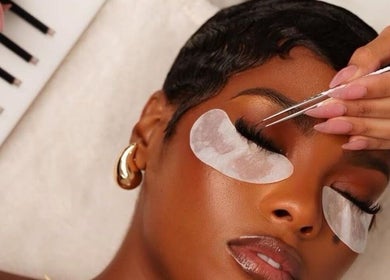 Eyelash extension service at Lashè in Amadora, Lisboa, PT showcasing meticulous application process.