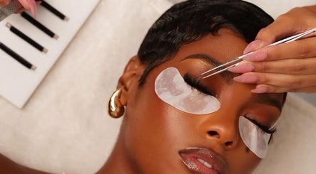 Eyelash extension service at Lashè in Amadora, Lisboa, PT showcasing meticulous application process.