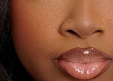 Close-up of glossy lips at Lashè, enhancing beauty in Amadora, Lisboa, PT.