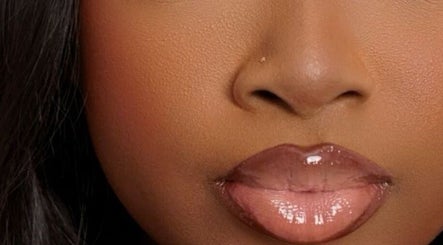 Close-up of glossy lips at Lashè, enhancing beauty in Amadora, Lisboa, PT.