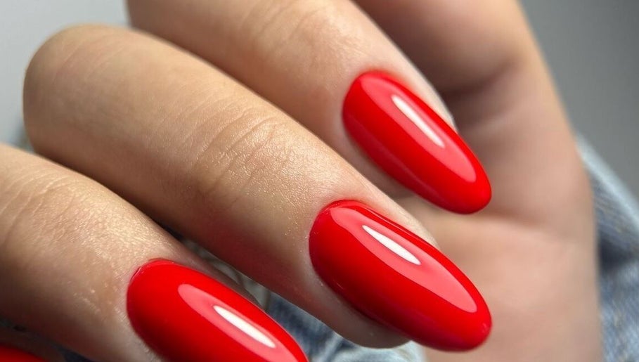 Rode gelakte nagels bij Bellouesa in Deinze, Vlaanderen, BE, stralend en stijlvol gepresenteerd.