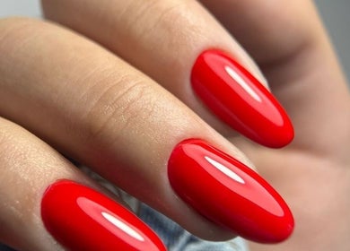 Rode gelakte nagels bij Bellouesa in Deinze, Vlaanderen, BE, stralend en stijlvol gepresenteerd.