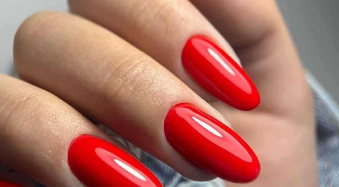 Rode gelakte nagels bij Bellouesa in Deinze, Vlaanderen, BE, stralend en stijlvol gepresenteerd.