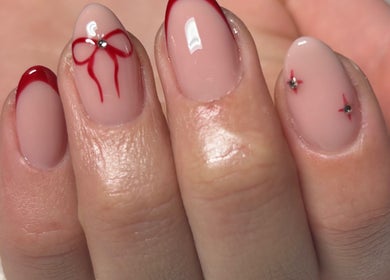 Stijlvolle rode nailart bij Bellouesa in Deinze, Vlaanderen, BE.