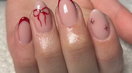 Stijlvolle rode nailart bij Bellouesa in Deinze, Vlaanderen, BE.