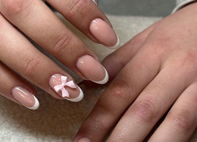 Mooie Franse manicure met strik bij Bellouesa, Deinze, Vlaanderen, BE.