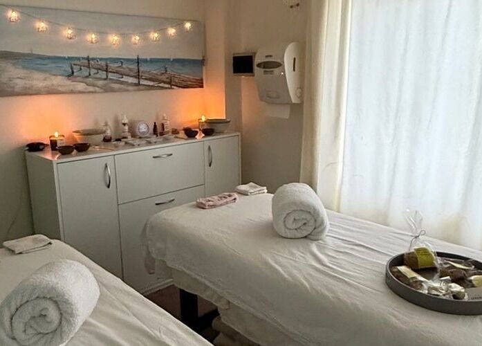 Sala de masajes en Maison Emeli | Estetica & Relax en Ushuaia, Tierra Del Fuego, AR, con decoración relajante.