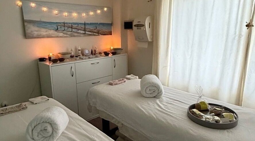 Sala de masajes en Maison Emeli | Estetica & Relax en Ushuaia, Tierra Del Fuego, AR, con decoración relajante.