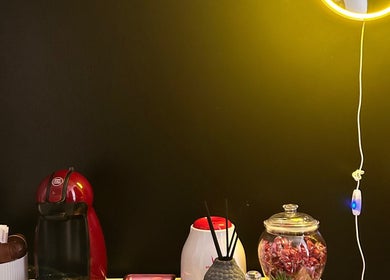 Café y dulces en Aura Esthetics, Huelva, Andalucía, ES, crean un ambiente acogedor.