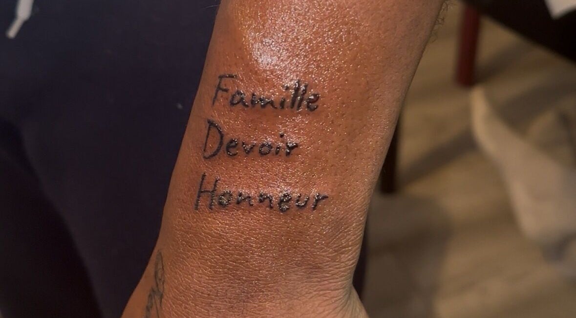 Tatouage calligraphique sur un bras chez Lr Inkz, Melun, Île-de-France, FR, avec des mots inspirants.