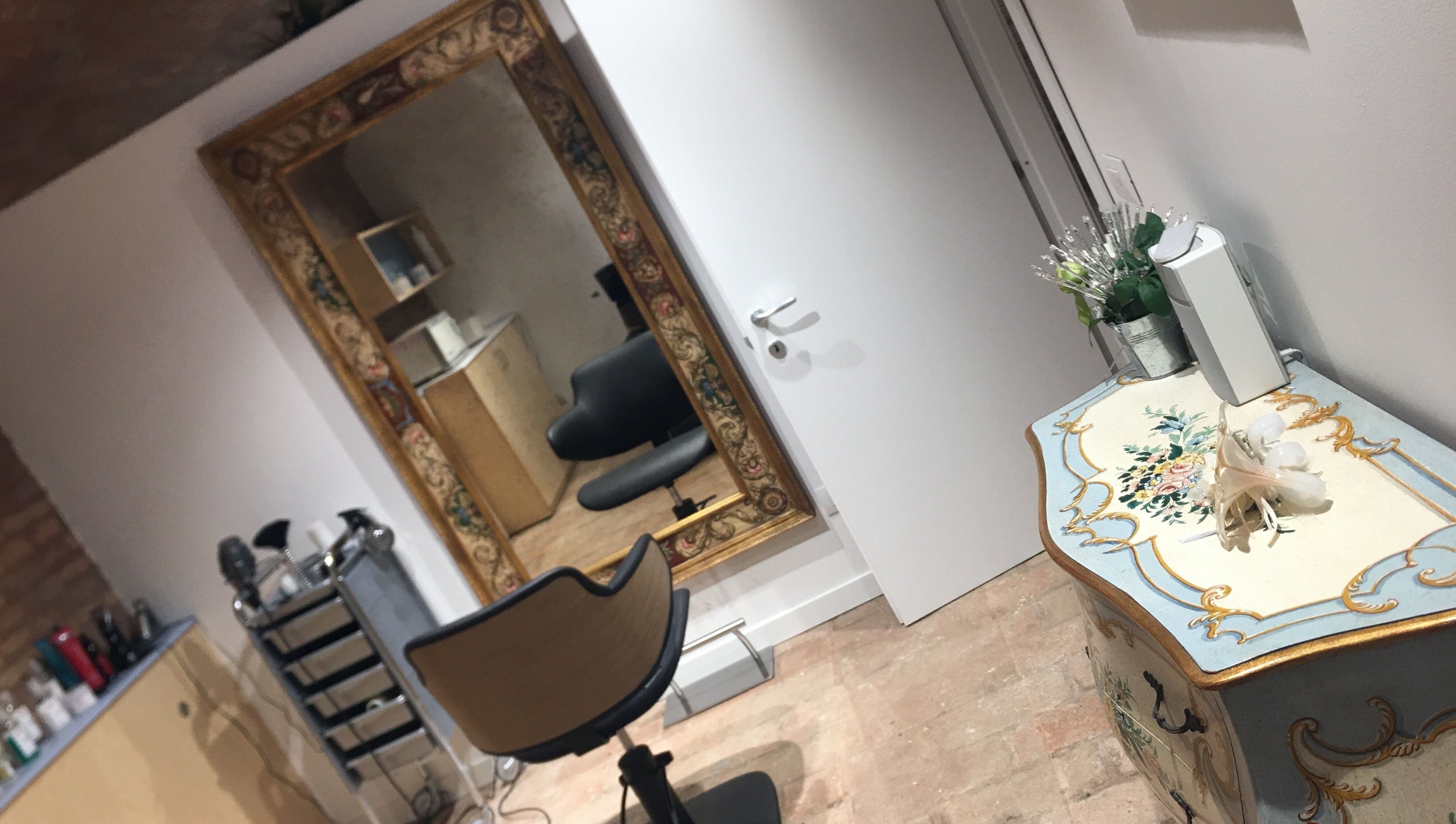 Interno di Glow Hair By Karina a Sassuolo, Emilia-romagna, IT con specchio ornato e mobile antico.