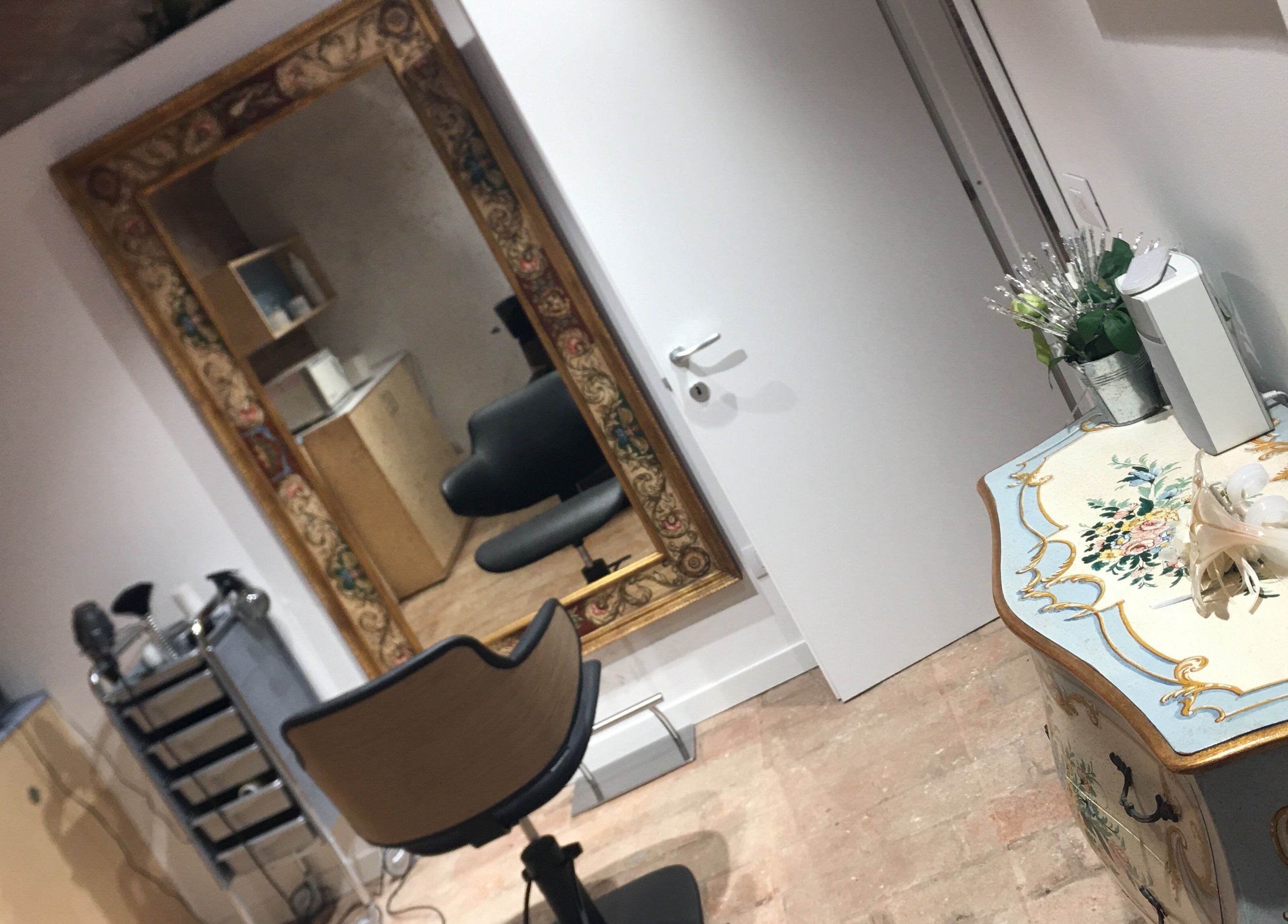 Interno di Glow Hair By Karina a Sassuolo, Emilia-romagna, IT con specchio ornato e mobile antico.