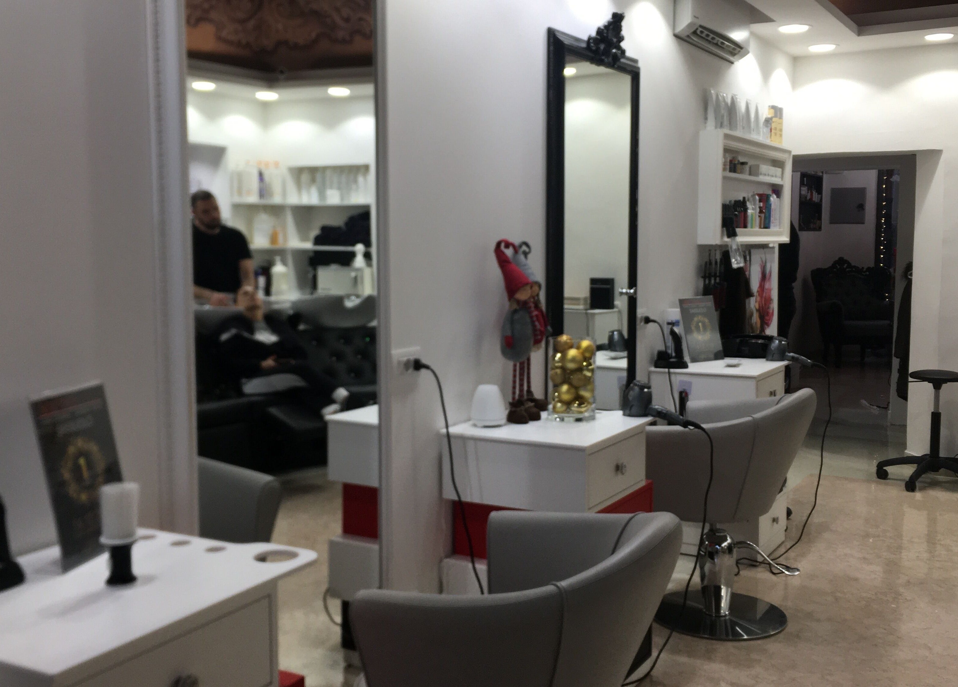 Interno di Glow Hair By Karina a Sassuolo, Emilia-romagna, IT. Design moderno con specchi eleganti.