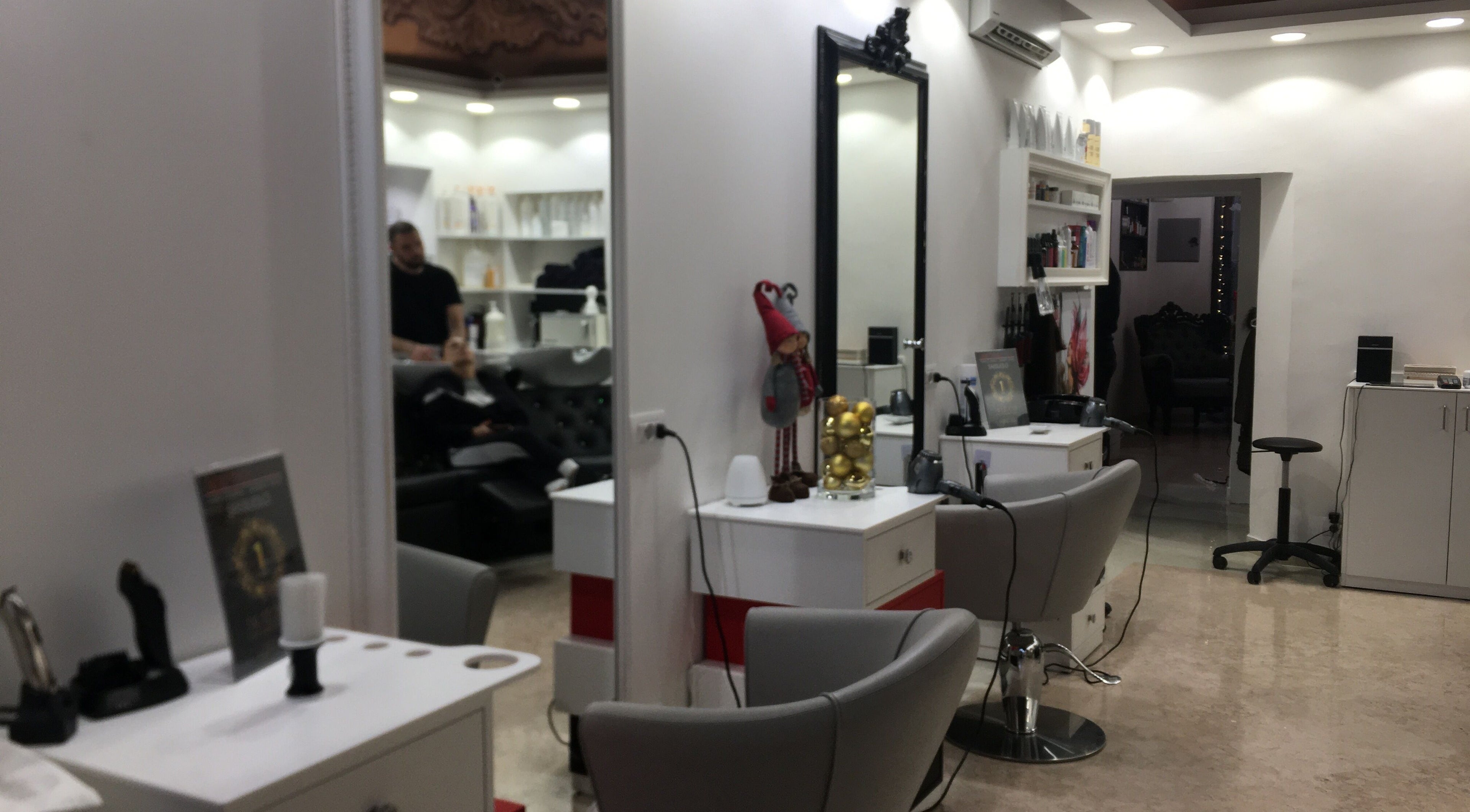 Interno di Glow Hair By Karina a Sassuolo, Emilia-romagna, IT. Design moderno con specchi eleganti.