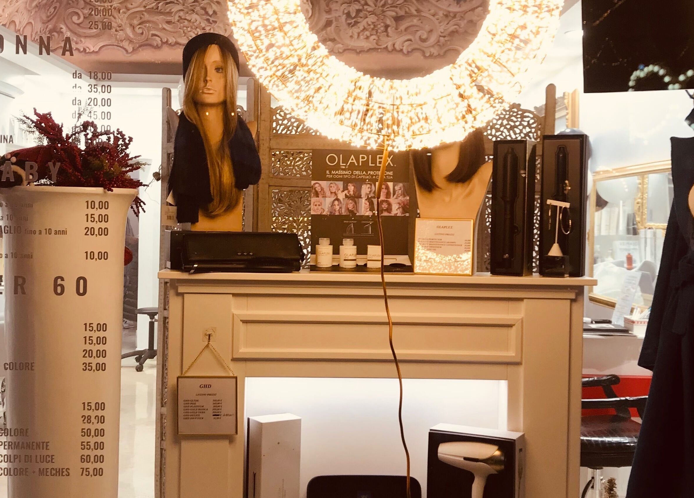Interno elegante di Glow Hair By Karina, Sassuolo, Emilia-romagna, IT, con prodotti per capelli e luci soffuse.