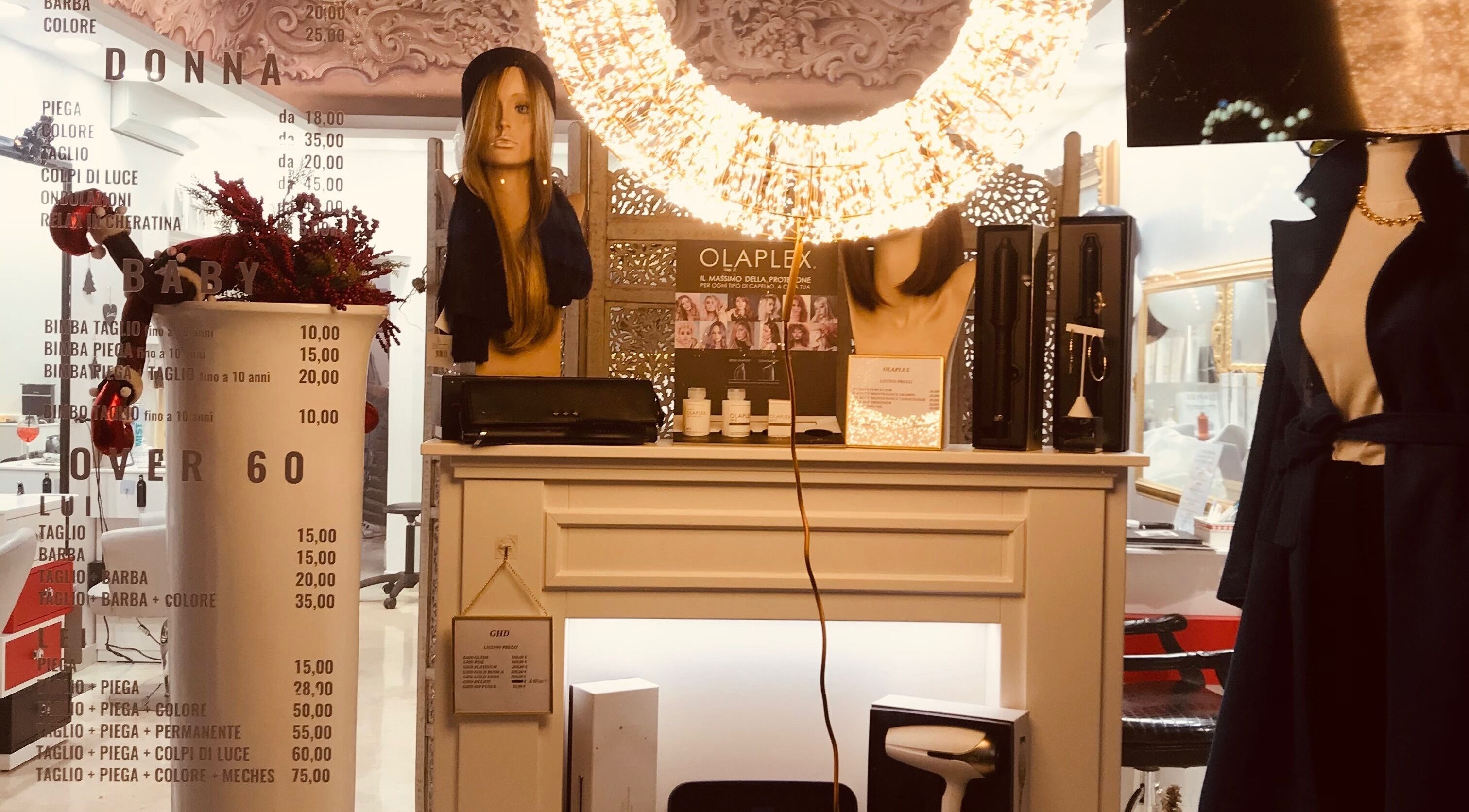 Interno elegante di Glow Hair By Karina, Sassuolo, Emilia-romagna, IT, con prodotti per capelli e luci soffuse.