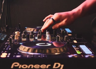 DJ draaitafel in actie bij Visualex, Oosterzele, Vlaanderen, BE met een hand op de knoppenmix.