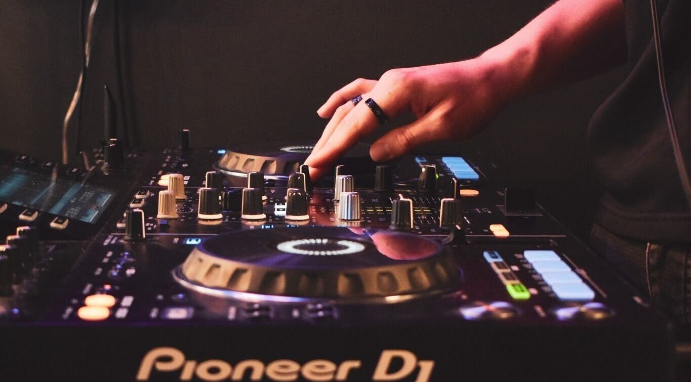 DJ draaitafel in actie bij Visualex, Oosterzele, Vlaanderen, BE met een hand op de knoppenmix.