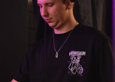 DJ draait muziek bij Visualex in Oosterzele, Vlaanderen, BE in een sfeervolle ruimte.