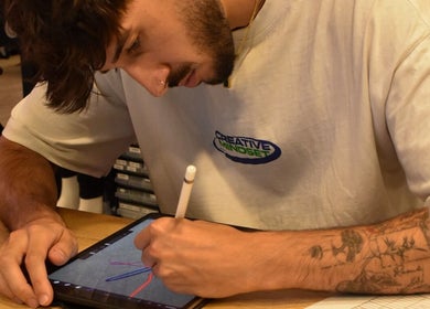 Een man tekent op een tablet bij Visualex in Oosterzele, Vlaanderen, BE.