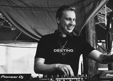 DJ draait muziek op een evenement bij Visualex, Oosterzele, Vlaanderen, BE.