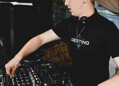 DJ draait muziek bij Visualex in Oosterzele, Vlaanderen, BE, creëert levendige sfeer.