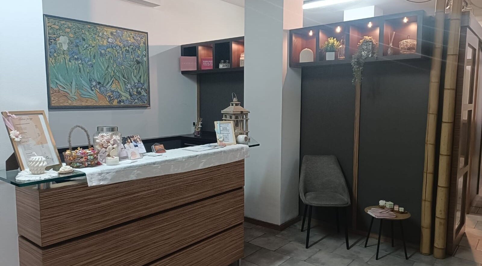 Accogliente reception presso Beauty Lab di Olga, Novara, No, IT. Design raffinato e dettagli curati.